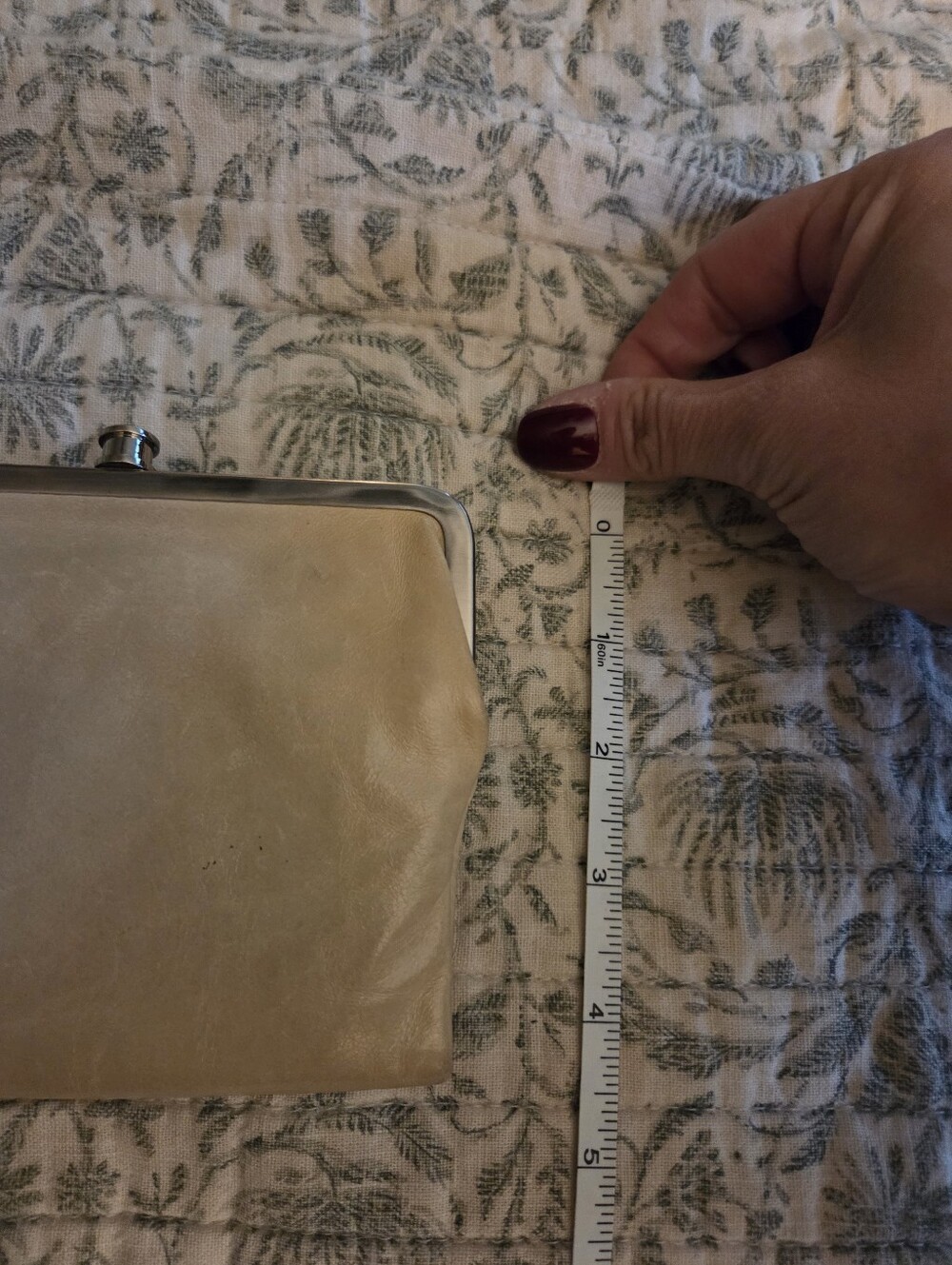 Hobo Cream Leather Kiss-Lock Clutch - Picture 2 of 7